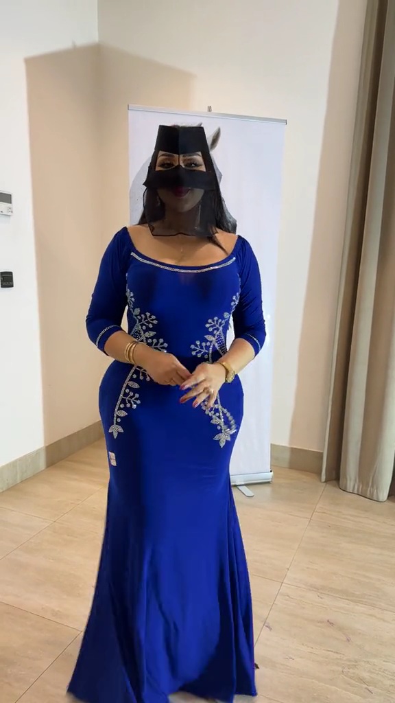 فساتين سهرة لون ازرق روعه