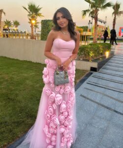 فستان سهرة وردي طويل فخم وانيق