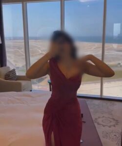 أجمل فستان سهرة لون فوشيا مفتوح من تحت