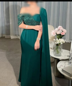 أجمل فستان سهرة لكرا كريب راقي مع كلفة مشجرة من الخرز والشك بطريقة راقية