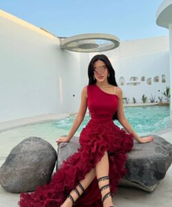 احلى فستان سهرة لون احمر بكتف واحد