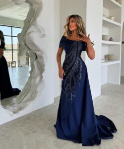 أجمل فستان سهرة لون كحلي بذيل طويل