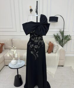 فستان سهرة أسود بتصميم فخم وانيق