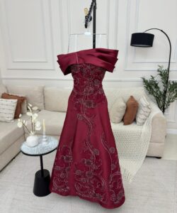 أجمل فستان سهرة لون عنابي