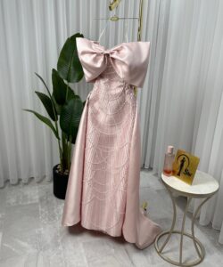 فستان سهرة بذيل طويل فخم