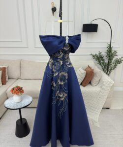 أجمل فستان سهرة لون كحلي