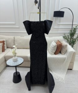 فستان بذيل طويل لون اسود