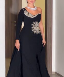 فستان سهرة لون أسود مفتوح من تحت