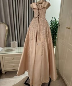 فساتين سهره لون بيج