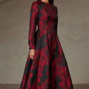 فستان سهرة لون احمر في اسود