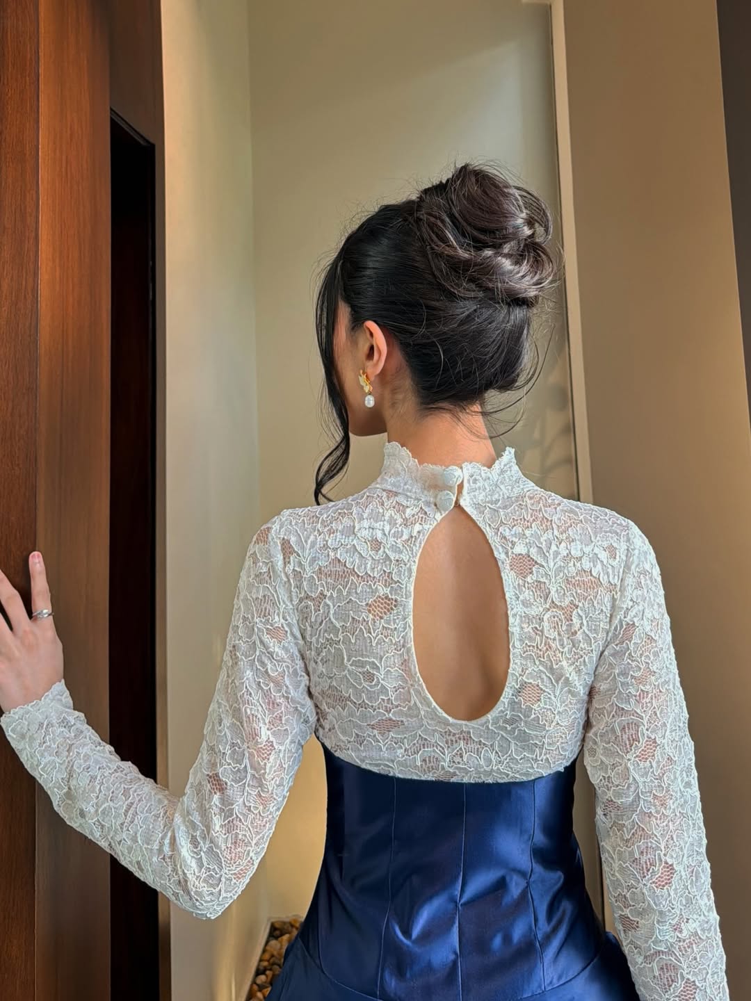 فستان سهرة لون كحلي في ابيض - الصورة 4