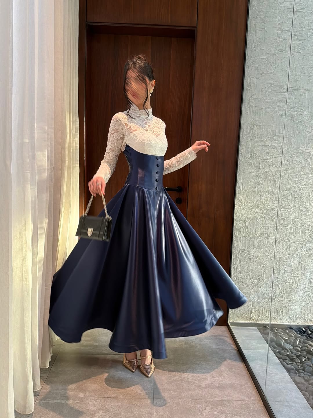 فستان سهرة لون كحلي في ابيض