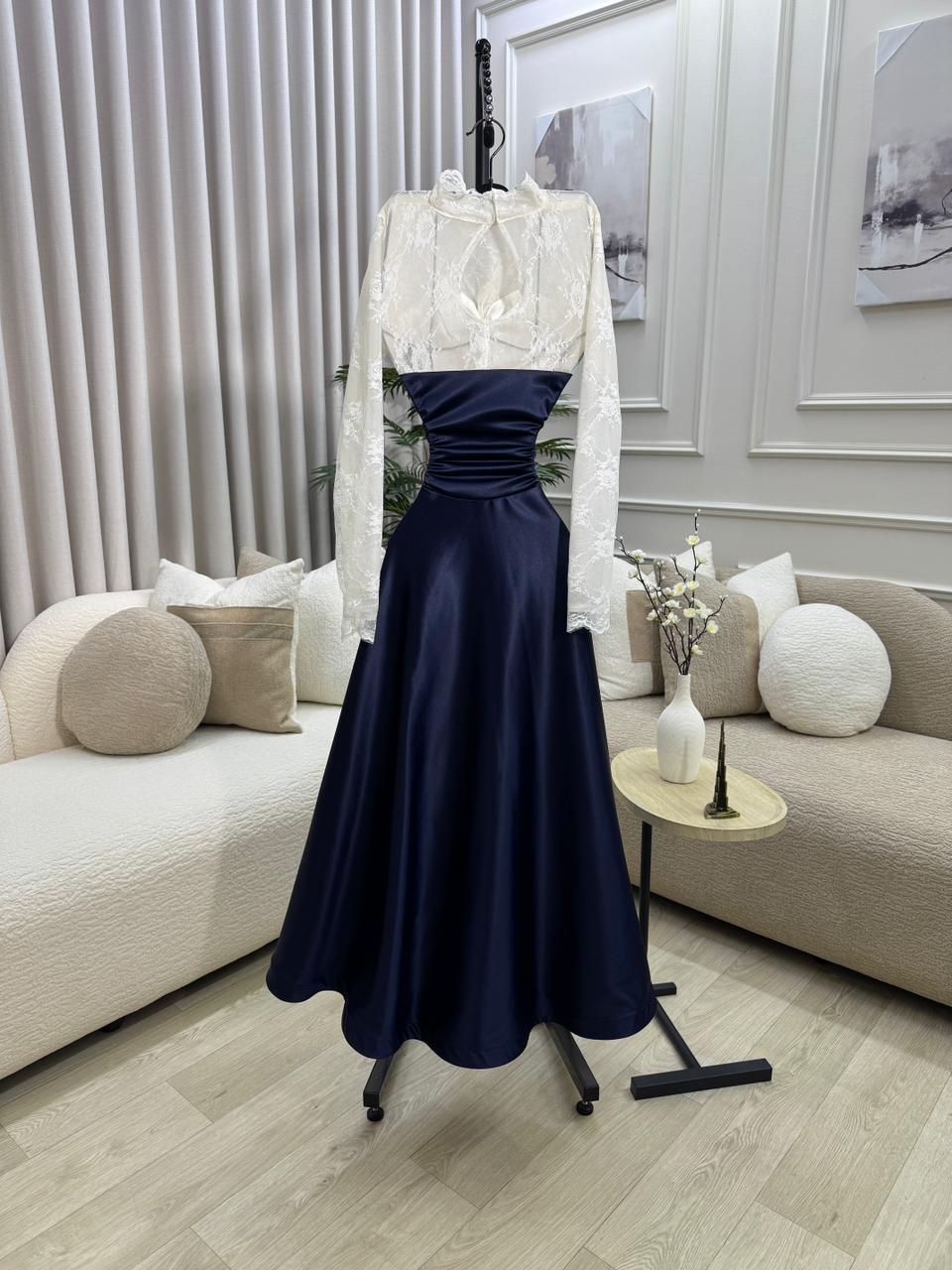 فستان سهرة لون كحلي في ابيض - الصورة 2