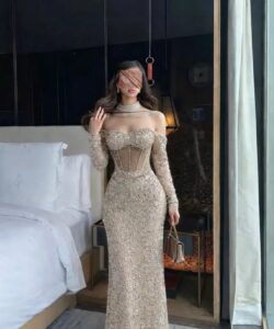 فستان سهرة فاخر بأكمام طويلة تصميم ملكي