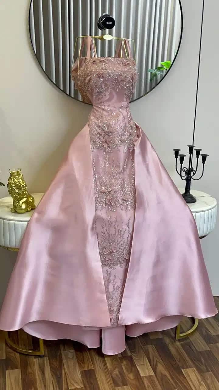 فستان سهرة وردي بذيل طويل - الصورة 2