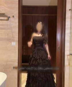 فستان سهرة طويل بطبقات كشكش وتفاصيل أنيقة